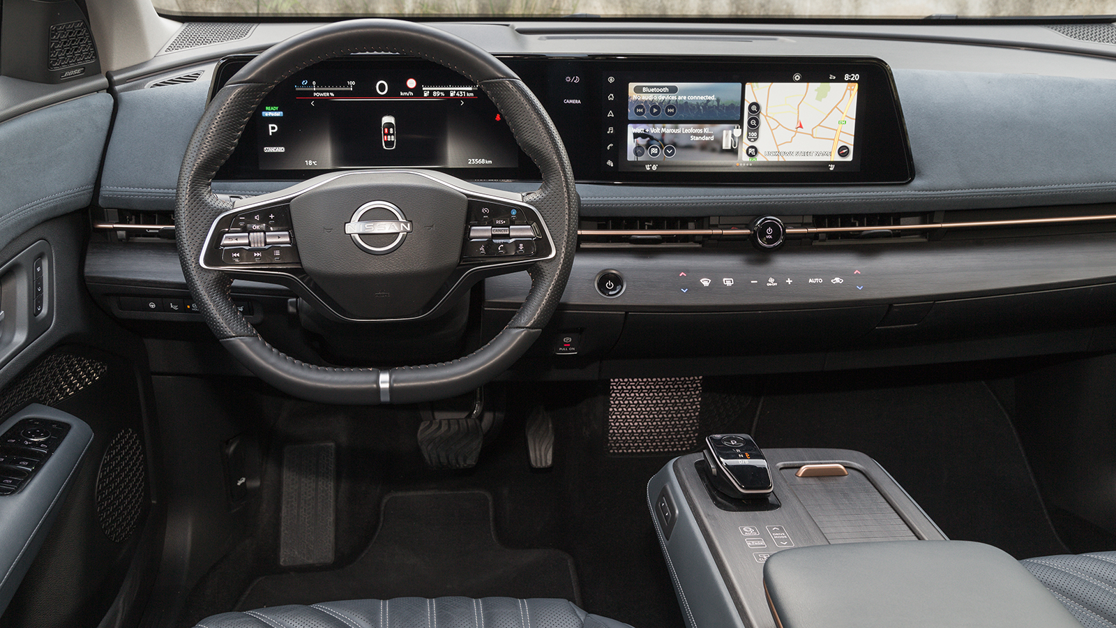 Η ποιότητα κατασκευής του Ariya ικανοποιεί απόλυτα με συνδυασμό μαλακών μερών και δέρματος στο ταμπλό και διαθέτει ένα μοντέρνο και πολύ hi-tech διάκο